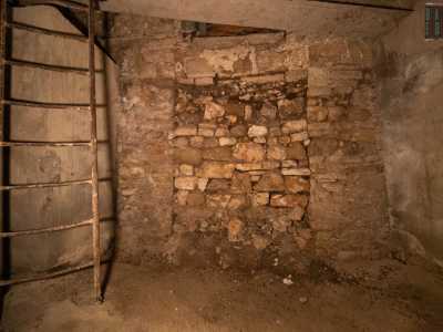 ... per ritrovarci sul pavimento dell�edificio di culto del IX-X secolo. Di fronte a noi ecco l�originario portale di accesso al tempio, oggi murato, con ai lati due grossi pilastri di cemento posti durante gli scavi degli anni 70